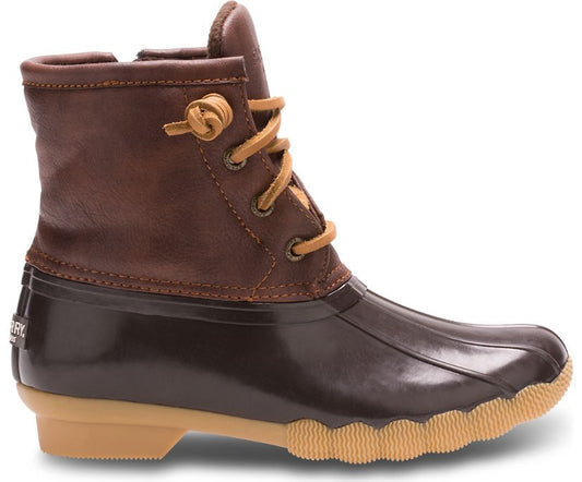 Calling all puddle-jumpers! Sperry’s Saltwater Boot looks just like Mom’s but designed especially for kids. A convenient side zipper makes it easy for on and off while fixed barrel lacing adds the perfect touch of detail. Convenient side zipper for easy on/off Durable rubber and synthetic upper Fixed barrel lacing for added detail Water resistant construction Vulcanized bottom for cushion and flexibility