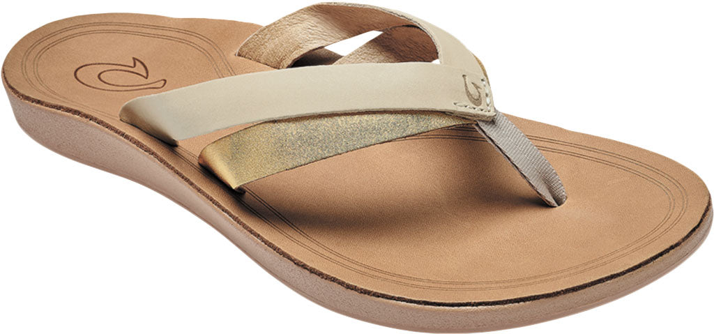 transition effortlessly from surfing on the beach to strolling around the metropolis with the OluKai Kaekae Flip Flop. This thong sandal features a combination of metallic leather straps and soft microfiber lining to keep your feet comfortable.