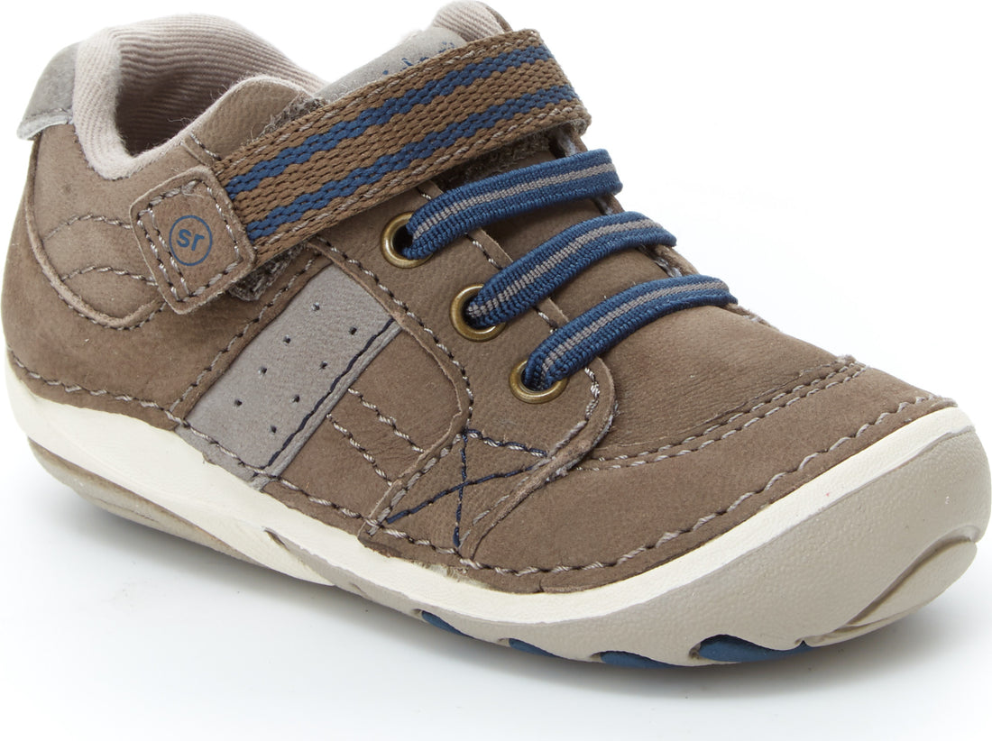 Soft Motion shoes are built to encourage natural movement for first-time walkers. Designed to be the healthiest shoes for your baby’s foot, these styles are all APMA approved. Boy's and girl's easy-on premium leather baby sneaker Seamless construction that cradles the foot’s natural shape Hook & loop closure for easy on/off and adjustability Flexible rounded soles to encourage natural movement and improve balance